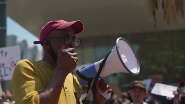 Svart Man Med Megafon Leder Grupp Demonstranter Blm Protest Utanför — Stockvideo