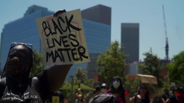 Чорна Жінка Тримає Знак Чорне Життя Має Значення Натовпі Мітингувальників — стокове відео