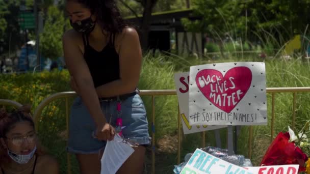 Par Manifestantes Blm Paran Junto Letreros Black Lives Matter Pegados — Vídeo de stock