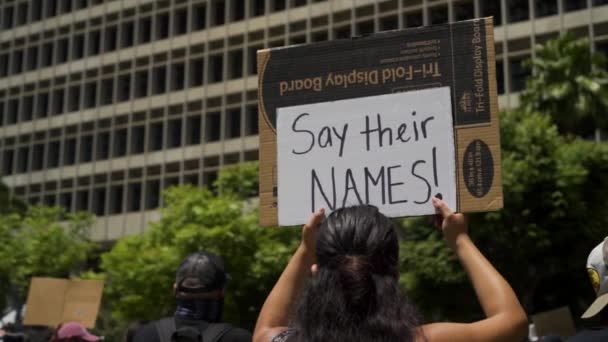 女性は市役所の外のBlm抗議で 彼らの名前を言う というサインを持っています スローモーション — ストック動画