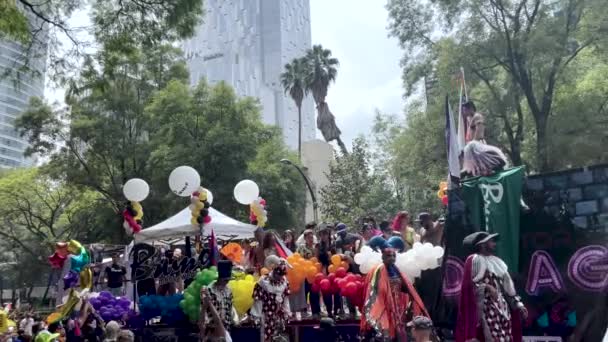 Снимок Видео Людей Участвующих Параде Гордости Мехико Красочными Обычаями — стоковое видео