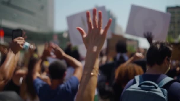 Biała Kobieta Machająca Ręką Tłumie Protestujących Blm Przed Ratuszem Powolny — Wideo stockowe