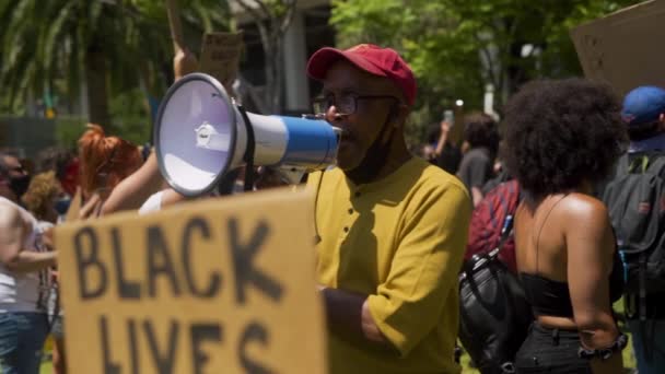 Een Zwarte Man Met Een Megafoon Leidt Een Groep Blm — Stockvideo