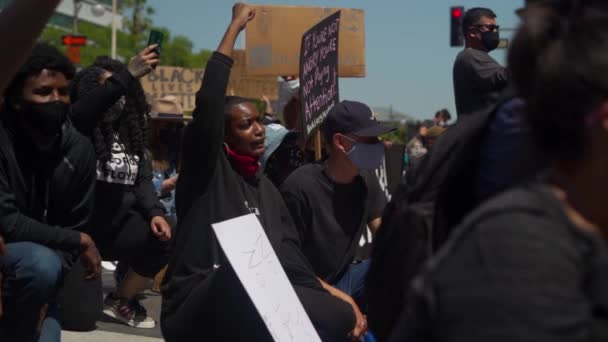 Černá Žena Mává Pěstí Vzduchu Zatímco Kleká Skupinou Protest Blm — Stock video