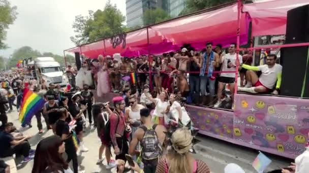 Τραβηγμένο Βίντεο Ανθρώπων Που Απολαμβάνουν Την Παρέλαση Υπερηφάνειας Στο Paseo — Αρχείο Βίντεο
