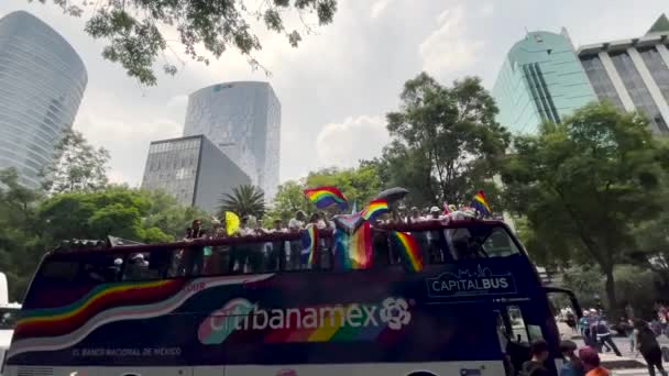 Video Filmado Fiesta Personas Autobuses Con Ropa Colorida Desfile Orgullo — Vídeos de Stock