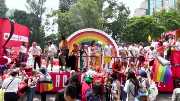 Відео Людей Які Насолоджуються Парадом Гордості Місті Мексіко Показують Веселку — стокове відео