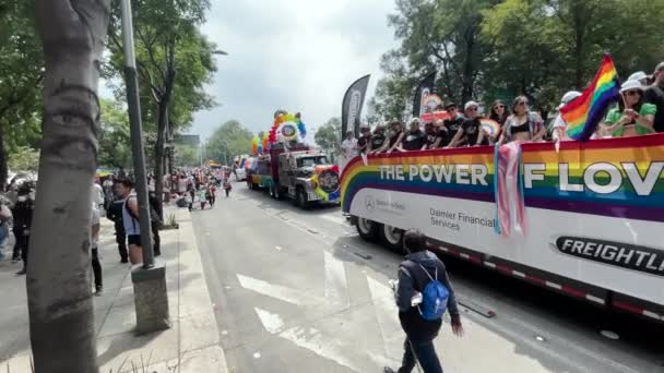 Záběr Video Lidí Těší Hrdost Průvod Mexico City Přes Kamion — Stock video