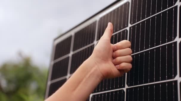 Thumbs Green Sustainable Solar Panel Installation — Stock Video