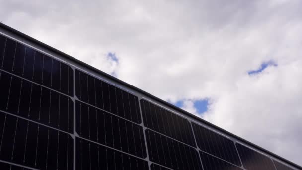 Temblores Panel Solar Con Nubes Que Pasan Por Tiempo — Vídeo de stock