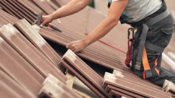 Lavoratore Tetto Fissaggio Chiodando Piastrelle Sul Tetto Stecche — Video Stock