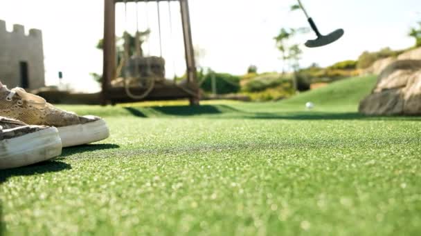 Vrouw Maakt Een Putt Kunstgras Van Mini Putt Cursus — Stockvideo