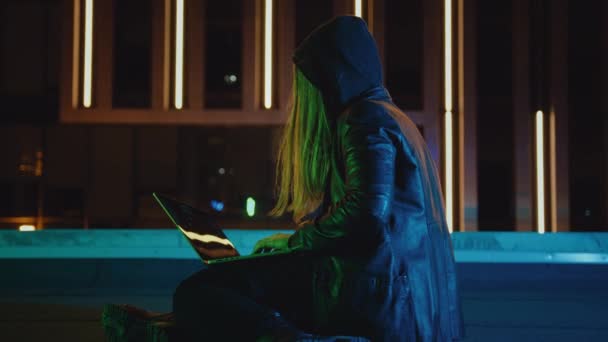 头戴头巾的女人坐在楼顶的笔记本电脑上 — 图库视频影像