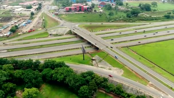 アブジャのナイジェリアの首都における近代的な高速道路インフラシステム 航空ビュー — ストック動画