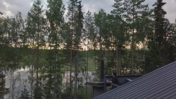 在北欧夏季小木屋欣赏风景的女性照片 丑闻般的生活质量概念 — 图库视频影像