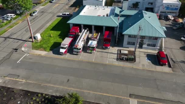 清掃のため消防署前に駐輪するすべての車両を周回する空中ショット — ストック動画