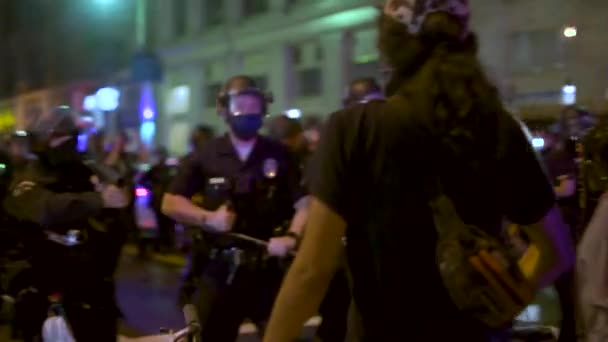 Policja Zamieszek Popycha Tłum Protestujących Blm Ulicach Śródmieścia — Wideo stockowe