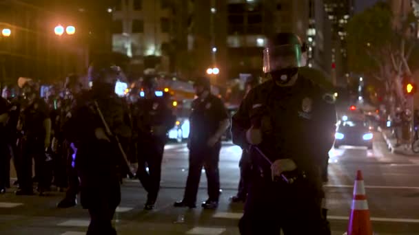 在市中心的街道上 一大群防暴警察排成一排 向Blm抗议者施加压力 — 图库视频影像