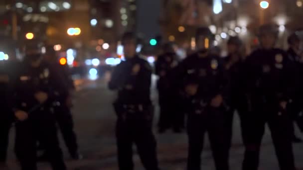在市中心的一次Blm抗议活动中 防暴警察在街上排起了队 — 图库视频影像