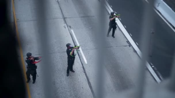 Polisen 110 Motorvägen Punkt Gummi Kulor Gevär Blm Demonstranter Överfart — Stockvideo