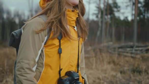 Mulher Tira Fotos Floresta Com Câmera Dslr Câmera Lenta — Vídeo de Stock