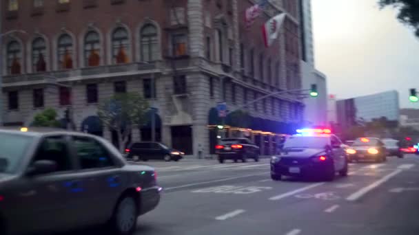 Auto Della Polizia Corrono Strade Downtown Durante Una Protesta Blm — Video Stock