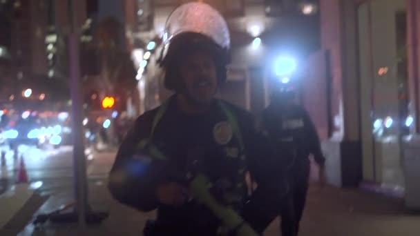 Policial Vestindo Equipamento Choque Segurando Uma Arma Borracha Grita Com — Vídeo de Stock