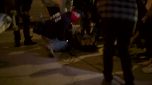 Человек Лежит Земле Болью Акции Протеста Blm Центре Города — стоковое видео