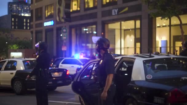 Policía Antidisturbios Frente Sus Autos Una Protesta Blm Las Calles — Vídeos de Stock