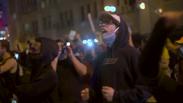 Een Blanke Schreeuwt Can Breath Een Menigte Van Blm Demonstranten — Stockvideo