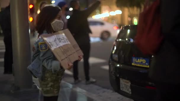 어린이 시위자가 다운타운 거리에서 Blm 수없어 외치는 표지판을 — 비디오