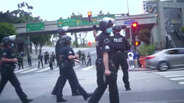Een Groep Oproerpolitie Straten Van Het Centrum Bij Een Blm — Stockvideo