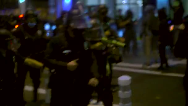 Gruppo Poliziotti Antisommossa Urla Spara Proiettili Gomma Una Folla Manifestanti — Video Stock