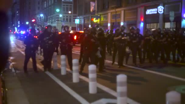 在市中心的一次Blm抗议活动中 一排防暴警察封锁了街道 — 图库视频影像