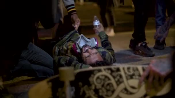 Hombre Tendido Suelo Con Dolor Una Protesta Blm Recogido Por — Vídeos de Stock