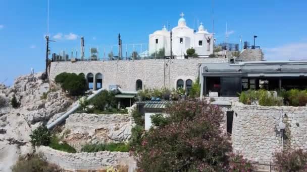 Visão Aérea Drone Atenas Greece Dia Ensolarado Monte Lycabettus Cercado — Vídeo de Stock