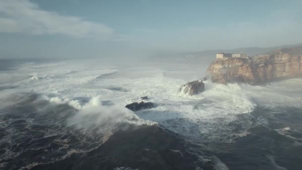 Massive Und Gigantische Atlantikwellen Krachen Auf Nazare Klippe Portugal — Stockvideo