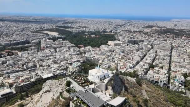 Visão Aérea Drone Atenas Greece Dia Ensolarado Monte Lycabettus Movimento — Vídeo de Stock