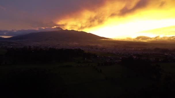 Aérea Ciudad Machachi Ecuador Bajo Impresionante Cielo Dorado — Vídeo de stock