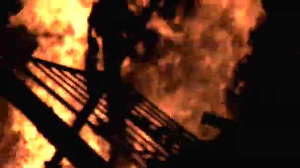 建物から発せられる激しい炎は — ストック動画