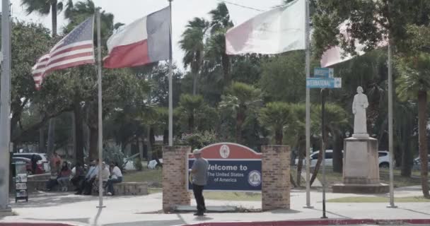 Vervaagde Vlaggen Een Welkom Amerika Bord Begroeten Bezoekers Die Brownsville — Stockvideo