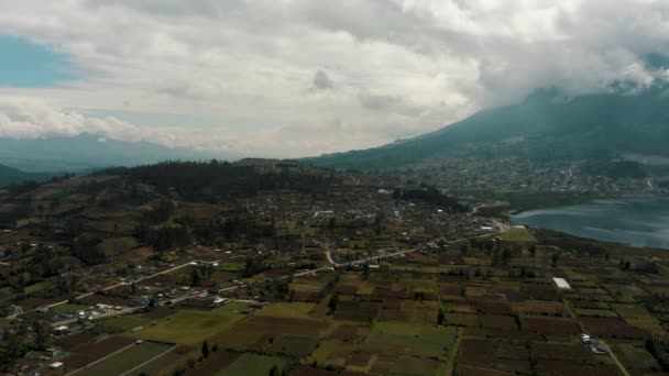 Vista Aérea Tierras Cultivadas Fondo Del Volcán Imbabura Laguna San — Vídeo de stock