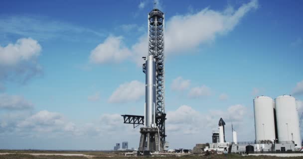Eine Spacex Trägerrakete Und Ein Integrationsturm Auf Dem Testgelände Boca — Stockvideo