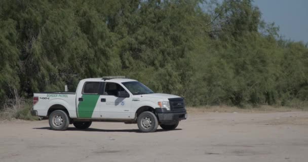 Camión Patrulla Fronteriza Estadounidense Espera Cerca Frontera Entre Estados Unidos — Vídeo de stock