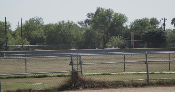 一辆美国边境巡逻队的卡车驶过了尘土飞扬的地区 穿过了德克萨斯州拉乔亚附近美墨边境一带的一个运动场地 — 图库视频影像