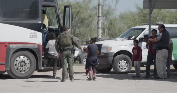 Een Border Patrol Agent Een Dhs Aannemer Begeleiden Recent Gedetineerde — Stockvideo