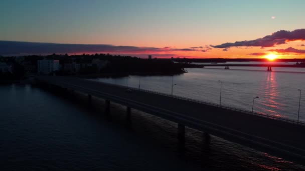 Cichy Most Lauttasaarensilta Zachód Słońca Helsinkach Finlandia Okrążenie Antena — Wideo stockowe