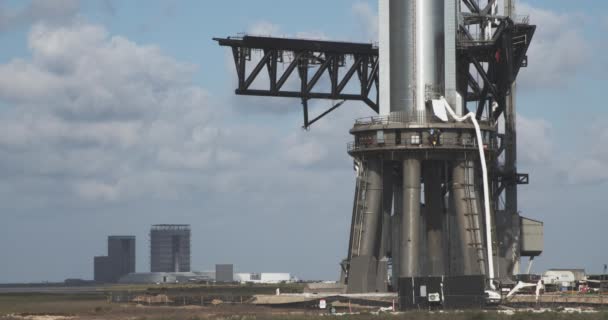 位于得克萨斯州波卡奇卡附近的Spacex Starship试验台的底部 其生产设施和建造的海湾在背景上是可见的 — 图库视频影像