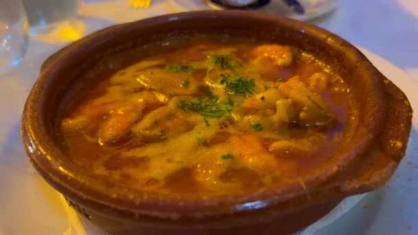 Tradisional Mendesis Spanyol Gambas Pil Pil Restoran Marbella Spanyol Hidangan — Stok Video