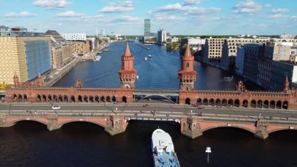 Sightseeing Boat Passing Yellow Subway Crossing Bridge Amazing Aerial View — Stock Video